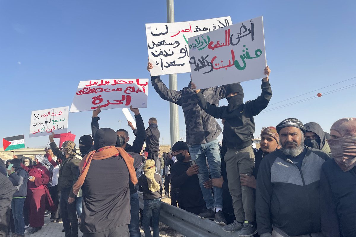 Palestinos do Negev protestam contra planos de florestamento conduzidos pelo Fundo Nacional Judaico sobre suas terras nativas, no sul do território considerado Israel, em 13 de janeiro de 2022 [Mücahit Aydemir/Agência Anadolu]
