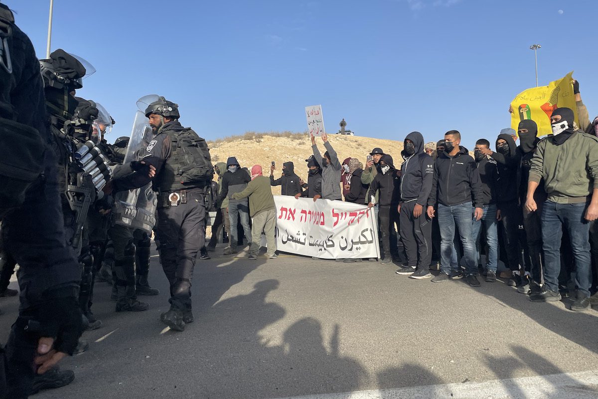 Beduínos palestinos, nativos do deserto do Negev, ao sul do território considerado Israel, protestam contra planos de expropriação de terras do Fundo Nacional Judaico, 13 de janeiro de 2022 [Mücahit Aydemir/Agência Anadolu]
