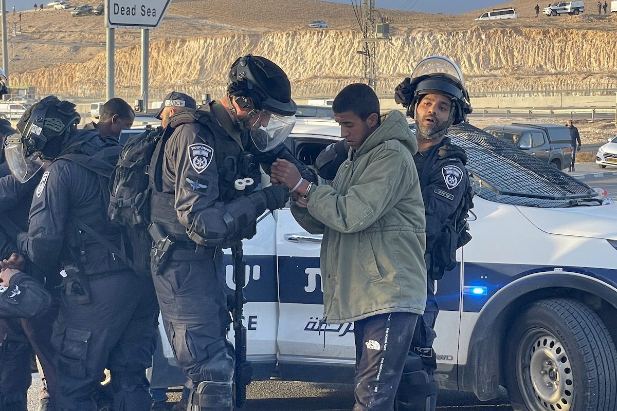 Beduínos palestinos, nativos do deserto de Negev, no sul de Israel, realizam uma manifestação contra as obras de plantio realizadas pelo Fundo Nacional Judaico, em 13 de janeiro de 2022, em Israel [Mücahit Aydemir/Agência Anadolu]
