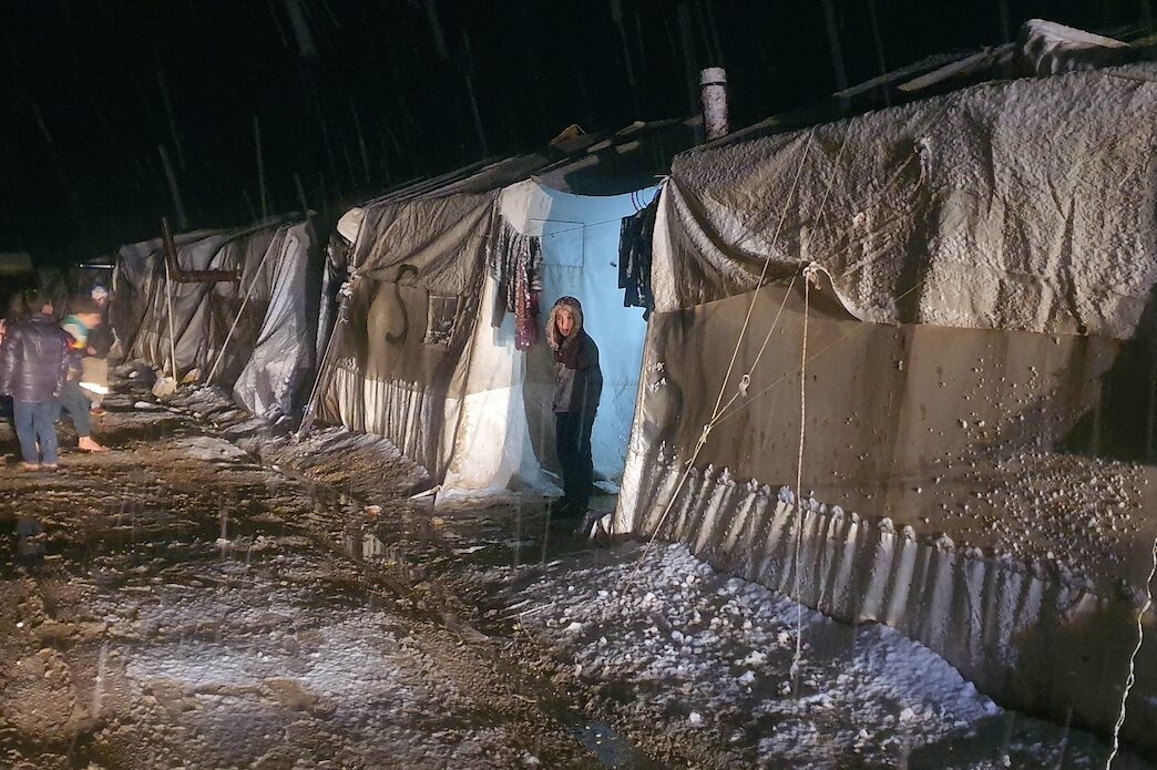 Queda de neve no campo de refugiados no distrito de Azaz de Aleppo, na Síria, dificulta a vida dos refugiados em 18 de janeiro de 2022. Refugiados sírios estão lutando contra as condições climáticas [Ömer Alven/Agência Anadolu]
