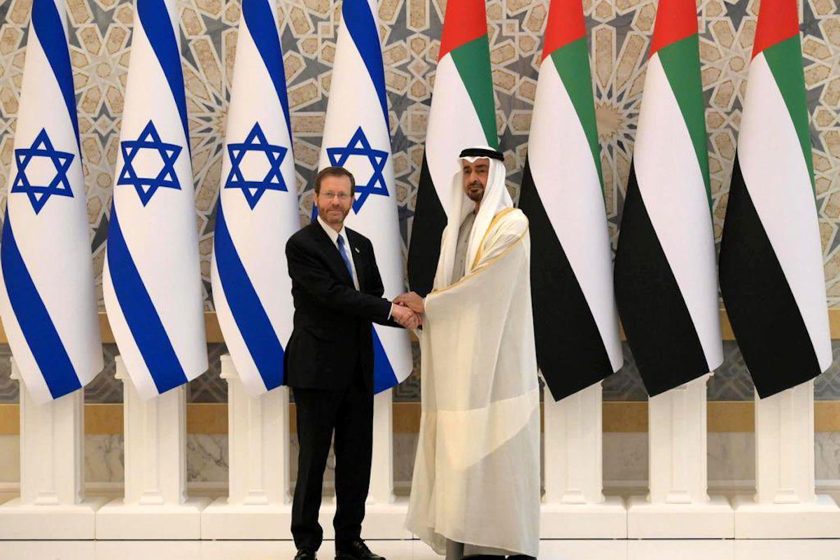 Presidente de Israel Isaac Herzog encontra-se com Mohamed Bin Zayed al-Nahyan, príncipe herdeiro de Abu Dhabi, nos Emirados Árabes Unidos, 30 de janeiro de 2022 [Governo de Israel/Agência Anadolu]
