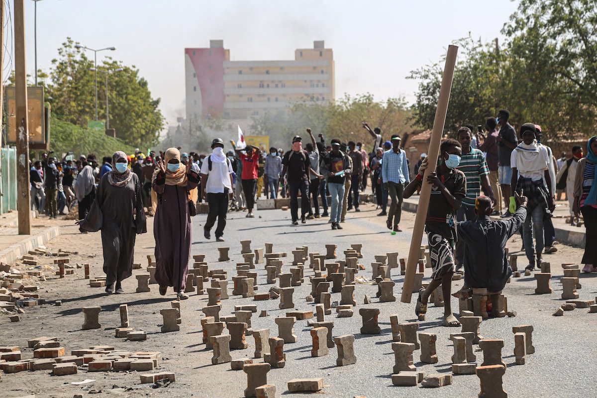 Protestos pela restauração do governo civil em Cartum, capital do Sudão, 30 de janeiro de 2022; forças de segurança reprimiram manifestantes que marchavam em direção ao Palácio Presidencial [Mahmoud Hjaj/Agência Anadolu]
