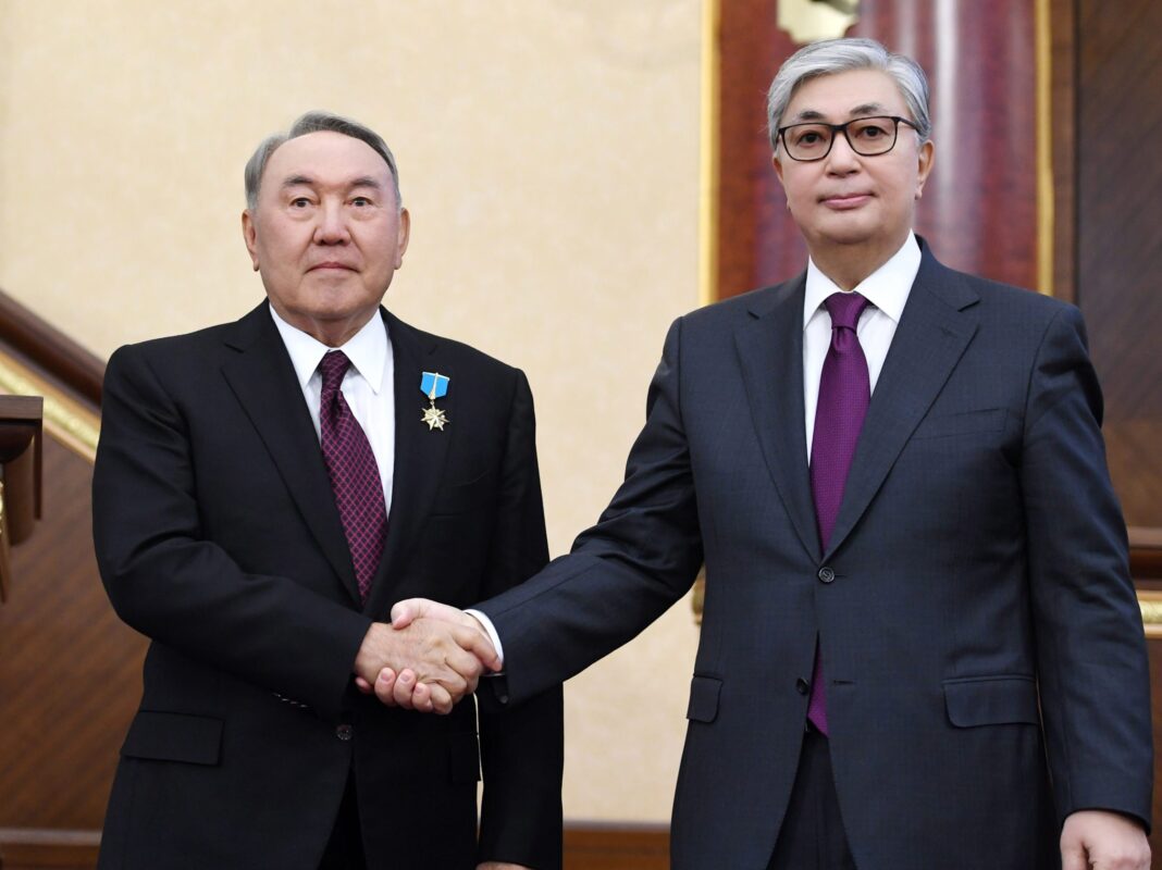 O primeiro presidente do Cazaquistão, Nursultan Nazarbayev, o Chefe de Estado Kassym-Jomart no dia em que este prestou juramento a o povo do Cazaquistão, em 20 de março de 2019. [Akorda Press]

