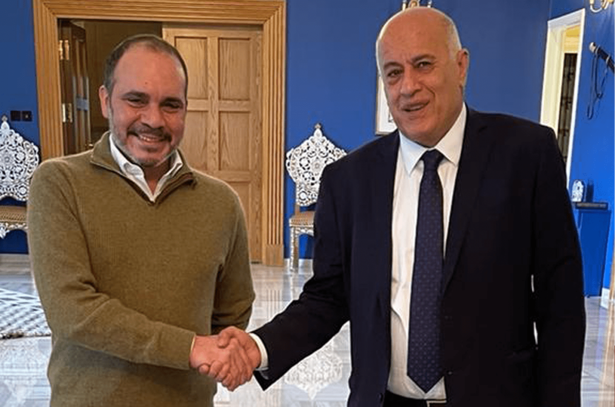 O presidentes das Associações de Futebol da Jordânia e Palestina durante sua reunião