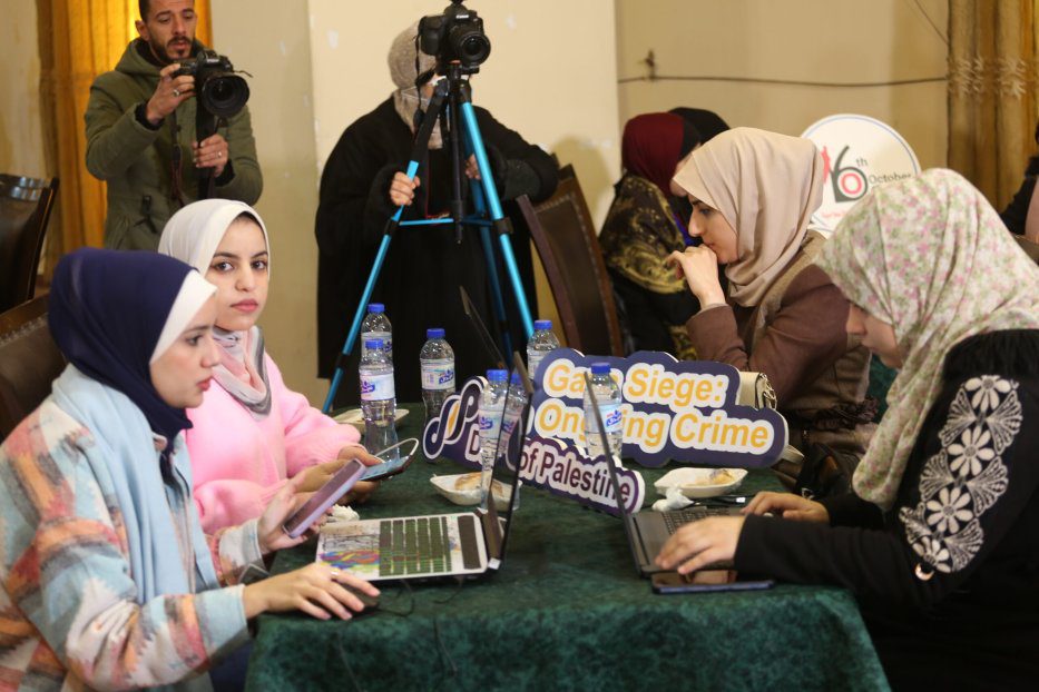 A Fundação Dias da Palestina, em parceria com o grupo 16 de outubro e We Are Not Numbers, realizou um fórum internacional na sitiada Faixa de Gaza [Mohammed Asad/Monitor do Oriente Médio] 
