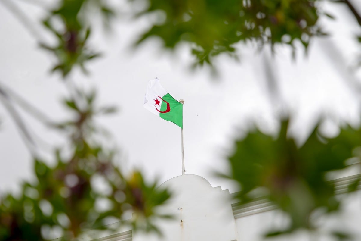 Bandeira da Argélia na Embaixada da Argélia na capital Túnis, Tunísia, em 10 de junho de 2021 [Yassine Gaidi/Agência Anadolu]
