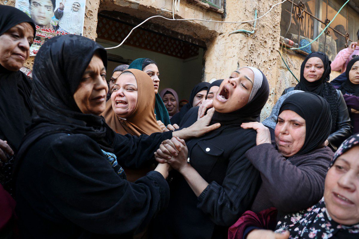 Enlutados comparecem ao funeral do palestino Baker Hashash, 21, morto por forças israelenses na Cisjordânia, em 6 de janeiro de 2022 [Jaafar Ashtiyeh/AFP/Getty Images]