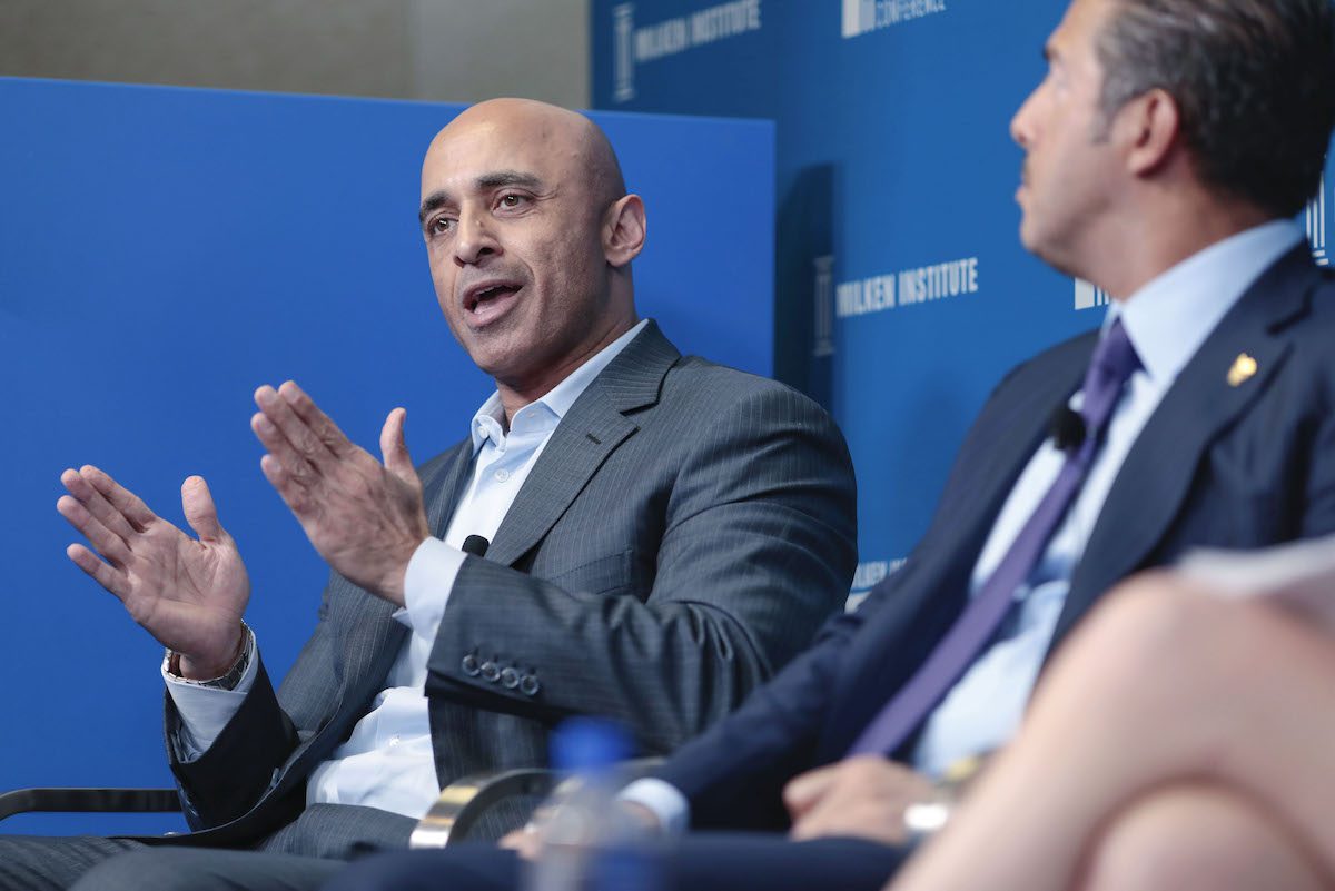 Yousef Al Otaiba, embaixador dos Emirados Árabes na Califórnia, EUA, em 30 de abril de 2019 [Kyle Grillot/Bloomberg via Getty Images]
