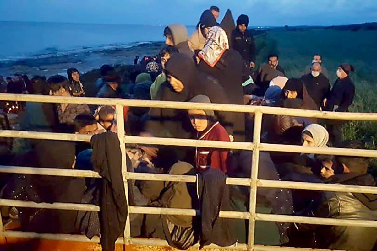 Refugiados sírios resgatados viajam no banco de trás de um veículo, em 21 de março de 2020 [Birol Bebek/AFP via Getty Images]
