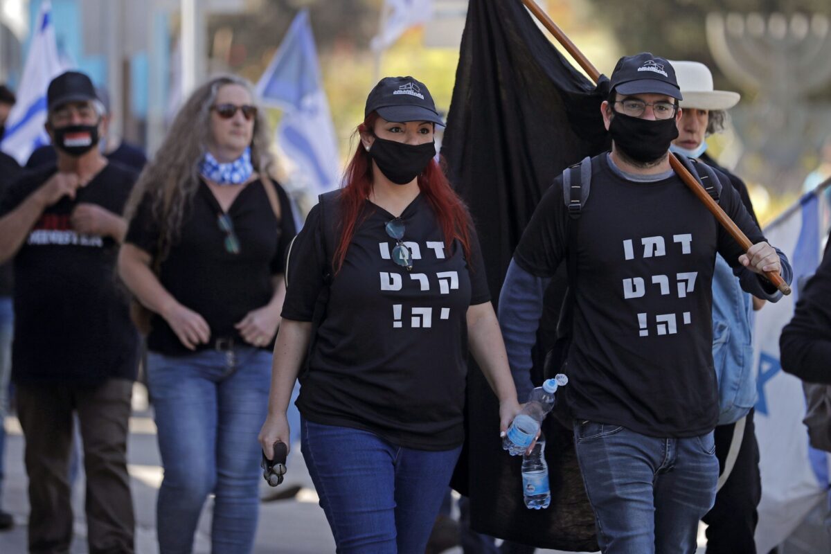 Protesto “bandeira negra” em frente ao parlamento israelense (Knesset), em Jerusalém ocupada, 30 de abril de 2020 [AHMAD GHARABLI/AFP via Getty Images]
