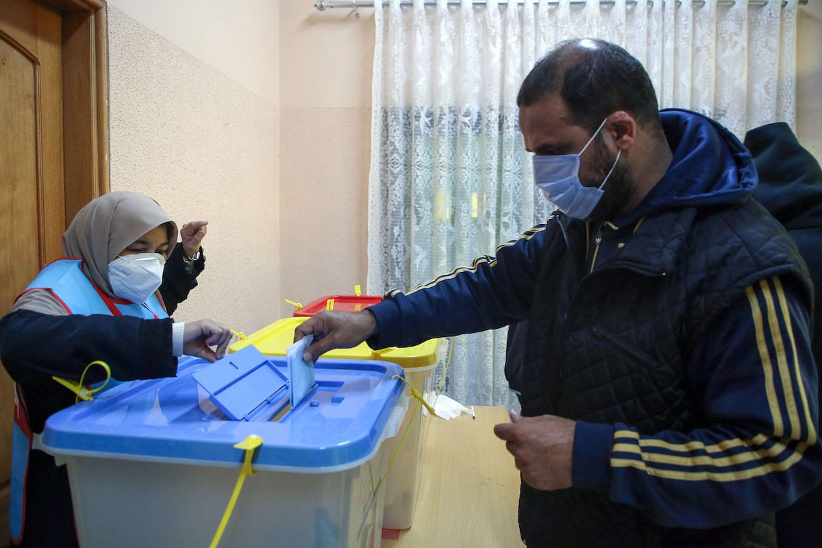 Os líbios votaram durante o segundo turno das eleições municipais, em um centro de votação no bairro Andalus da capital, Trípoli, em 7 de janeiro de 2021 [Mahmud Turkia/AFP via Getty Images]