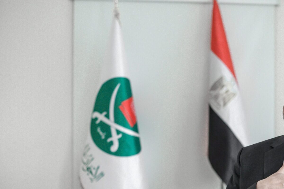 O porta-voz da Irmandade Muçulmana do Egito, Talaat Fahmy, fala durante uma entrevista em seu escritório em 19 de janeiro de 2021, em Istambul [Bulent Kilic/AFP via Getty Images]
