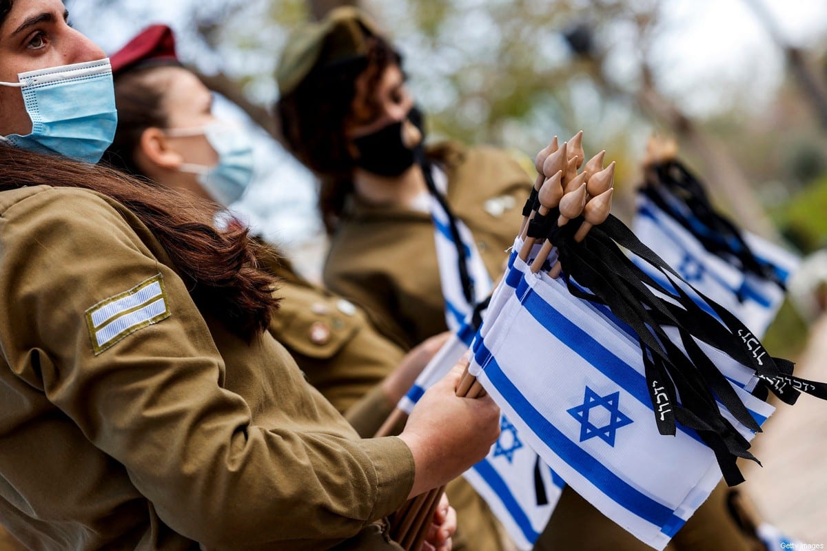 Mulheres israelenses a serviço do exército nacional em Tel Aviv, 13 de abril de 2021 [JACK GUEZ/AFP via Getty Images]
