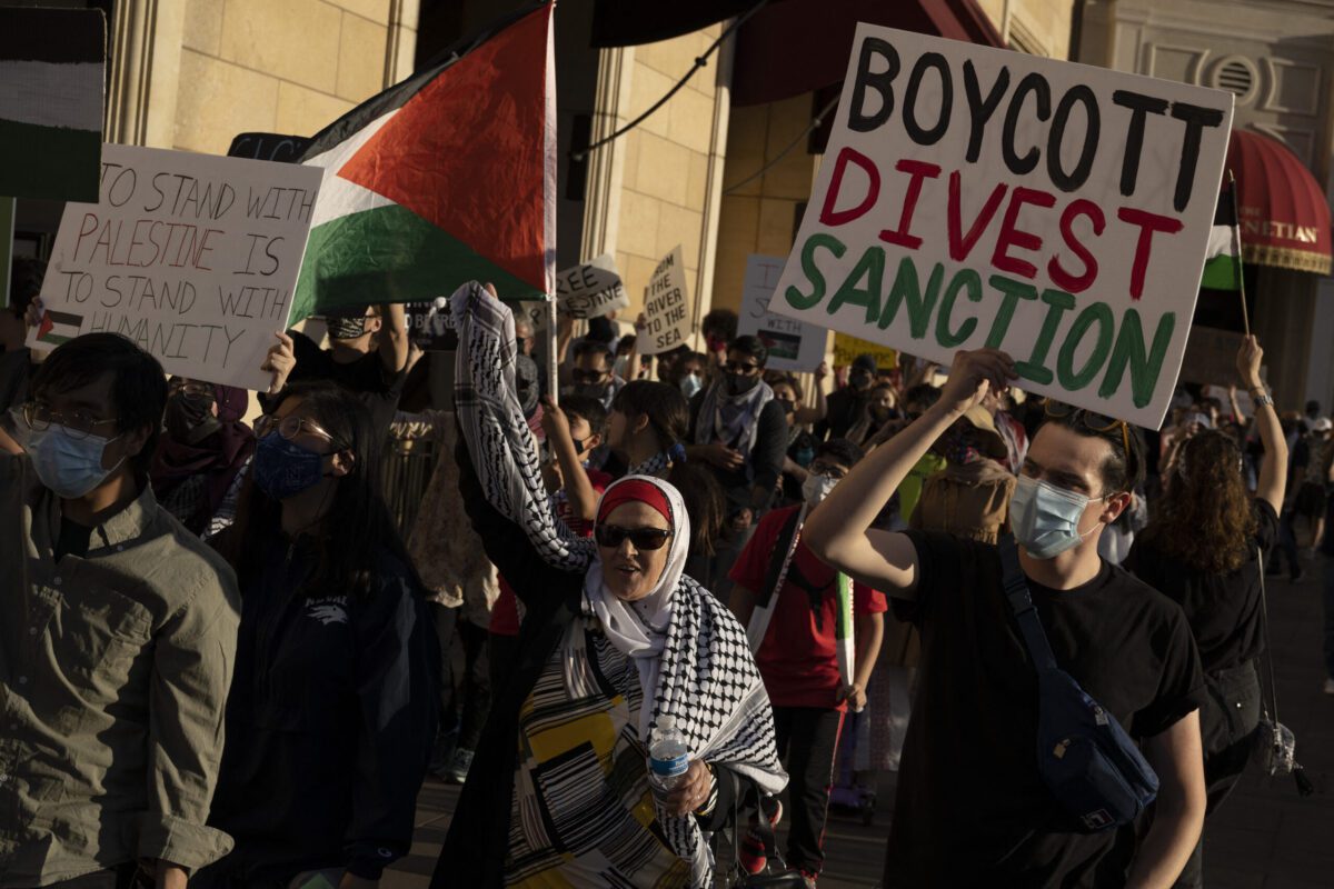  Manifestantes pró-Palestina marcham em 15 de maio de 2021 [Bridget Bennett/AFP via Getty Images]
