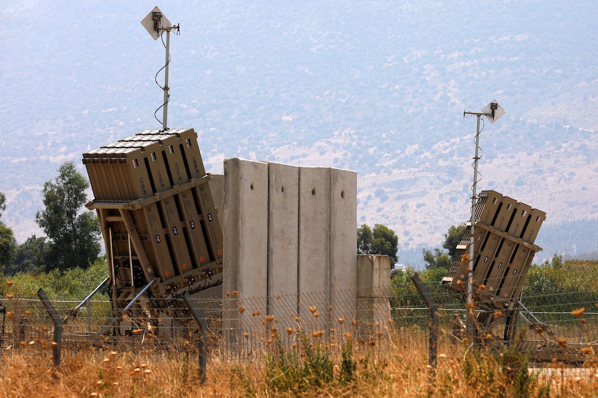 Bateria do sistema de defesa Iron Dome, projetada para interceptar e destruir foguetes de curto alcance e projéteis de artilharia, no Vale Hula, no norte de Israel, perto da fronteira com o Líbano, em 5 de agosto de 2021 [Jalaa Marey/AFP via Getty Images]