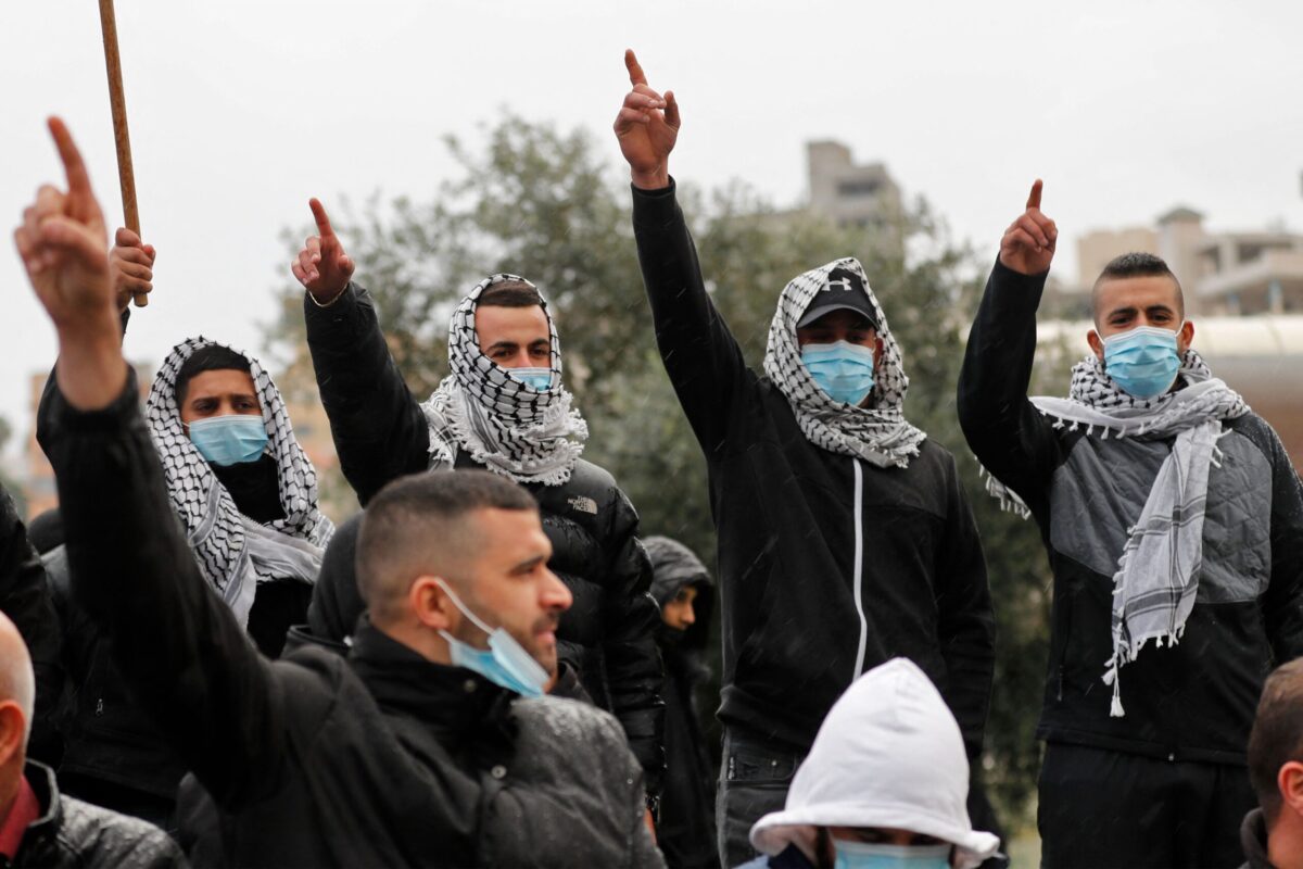 Árabes israelenses em protesto na cidade majoritariamente árabe de Umm al-Fahm, no norte de Israel, em solidariedade às comunidades beduínas no deserto de Negev em 14 de janeiro de 2022 [Ahmad 
Gharabli/AFP via Getty Images] 

