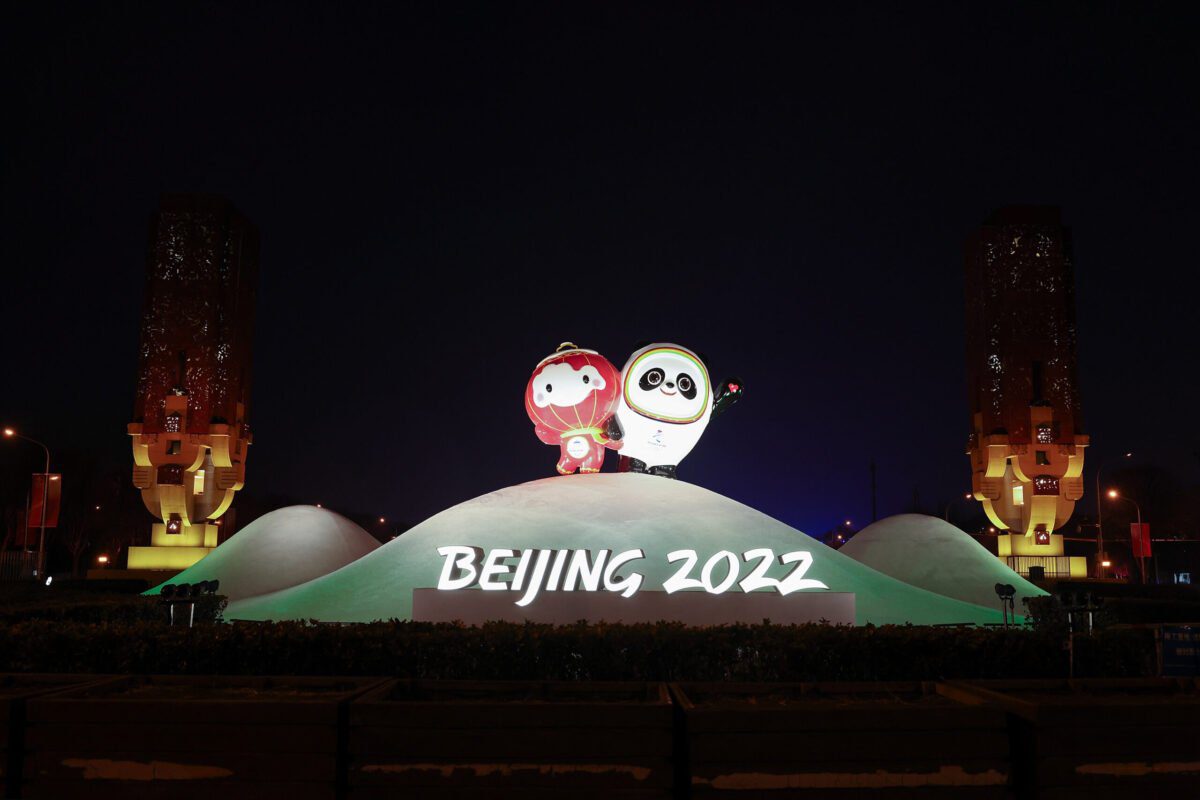 Instalação iluminada do mascote dos Jogos Olímpicos de Inverno de Pequim 2022, Bing Dwen Dwen, e dos Jogos Paralímpicos de Inverno, Shuey Rhon Rhon, aparece no eixo central de Pequim em 22 de janeiro de 2022 em Pequim, China. Os Jogos Olímpicos de Inverno de Pequim 2022 estão programados para começar em 4 de fevereiro [Lintao Zhang/Getty Images]
