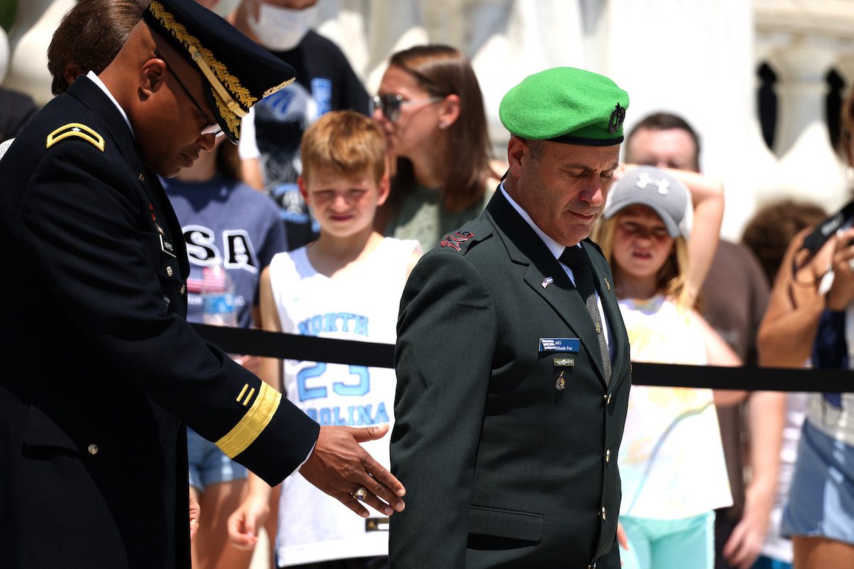 General Yehuda Fuchs (centro) durante cerimônia no Túmulo do Soldado Desconhecido, junto do chefe máximo do exército israelense, Aviv Kochavi, em Arlington, Virgínia, 21 de junho de 2021 [Anna Moneymaker/Getty Images]
