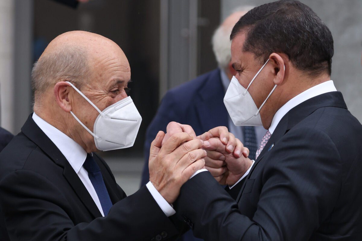 O ministro das Relações Exteriores da França, Jean-Yves Le Drian (esq.), e o primeiro-ministro líbio, Abdulhamid Mohammed Dbeiba, participam da segunda conferência internacional da Líbia, em 23 de junho de 2021, em Berlim, Alemanha [Sean Gallup/Getty Images]