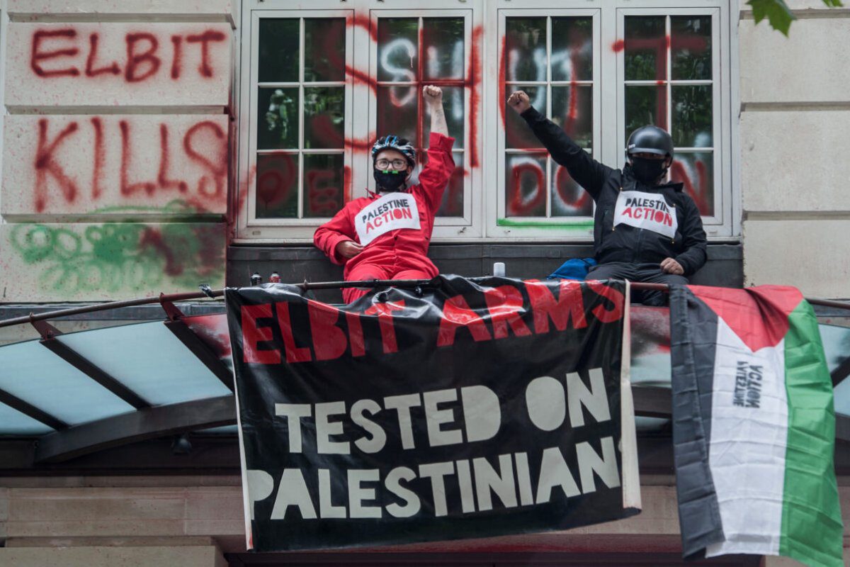 Ativistas da Ação palestina ocupam o exterior do escritório da empresa Elbit Systems, fabricante de armas israelenses, em Londres, Inglaterra, 6 de agosto de 2021 [Guy Smallman/Getty Images]
