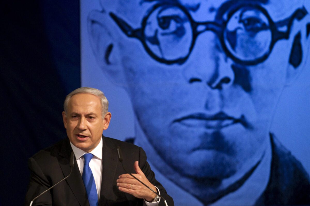 O então primeiro-ministro israelense Benjamin Netanyahu discursa durante uma reunião de seu partido, Likud, em Tel Aviv, em 6 de maio de 2012 [Jack Guez/AFP via Getty Images]
