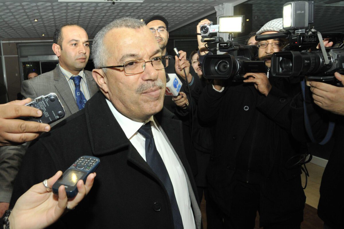O vice-presidente do Movimento Tunisiano Ennahda, Noureddine Bhiri, fala aos jornalistas ao chegar para uma reunião na sede do partido governante Ennahda, em 21 de fevereiro de 2013, em Tunis [Fethi Belaid/AFP via Getty Images]