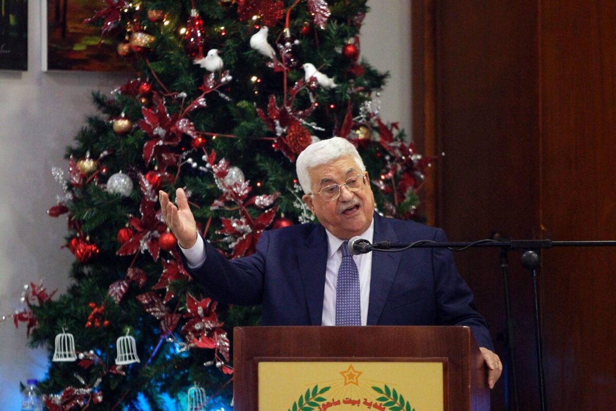 O presidente palestino, Mahmud Abbas, durante um almoço de Natal com membros da comunidade cristã ortodoxa, em 6 de janeiro de 2017, em Beit Sahur, perto da cidade de Belém, na Cisjordânia [Hazem Bader/AFP via Getty Images]