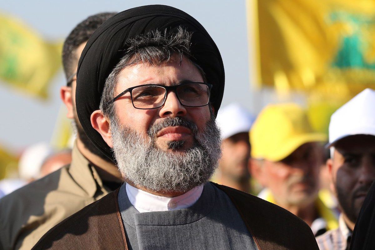 O chefe do Conselho Executivo do Hezbollah, Hashem Safieddine, participa de um comício para marcar o 11º aniversário do fim da guerra de 2006 com Israel, na vila de Khiam, no sul do Líbano, em 13 de agosto de 2017 [Mahmoud Zayyat/AFP via Getty Images]
