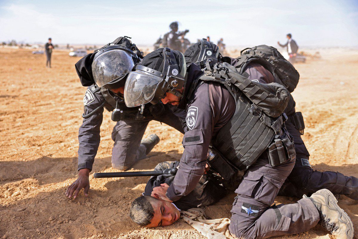 A polícia israelense prende um palestino na vila de Al-Atrash, no deserto de Negev, em 12 de janeiro de 2022 [Ahmad Gharabli/AFP/Getty Images]
