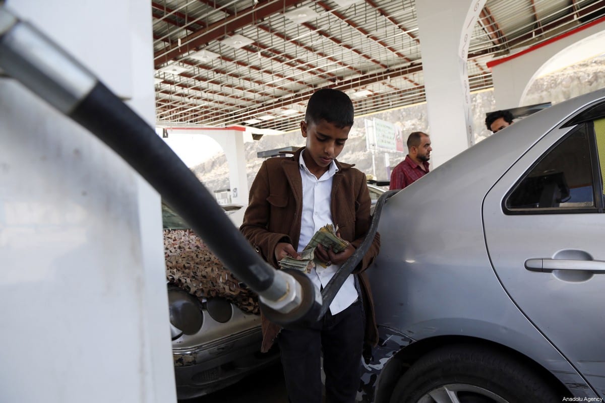 Motoristas iemenitas esperam na fila para reabastecer seus carros em um posto de gasolina próximo na capital, Sanaa, Iêmen, em 19 de julho de 2021 [Mohammed Hamoud/Agência Anadolu]