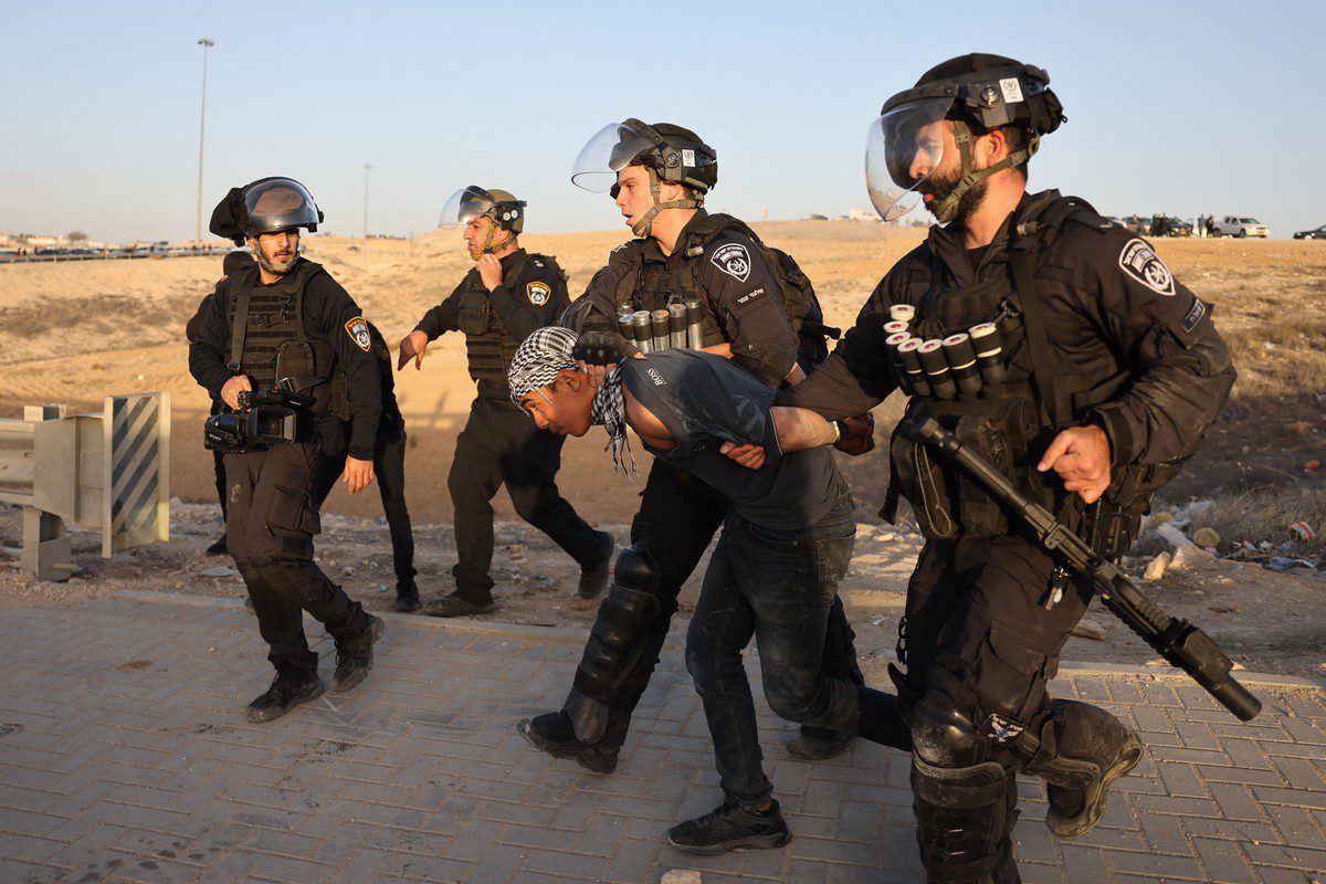 Policiais israelenses prendem um beduíno na aldeia de al-Atrash, no deserto do Negev, 13 de janeiro de 2022 [MENAHEM KAHANA/AFP/Getty Images]
