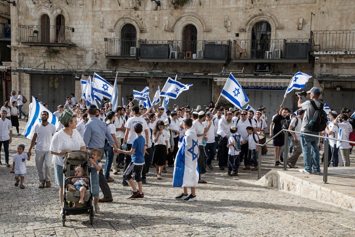 Colonos israelenses marcham por Jerusalém ocupada, 10 de maio de 2021 [Laurent Van Der Stock/Getty Images]
