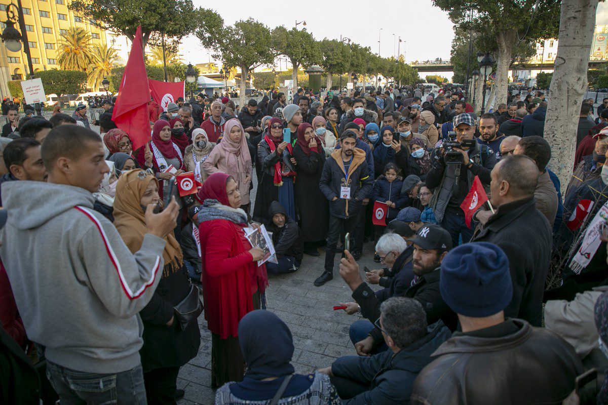 Pessoas se reúnem para protestar contra as 'decisões extraordinárias' do presidente tunisiano Kais Saied em Túnis, Tunísia, em 17 de dezembro de 2021 [Yassine Gaidi/Agência Anadolu]
