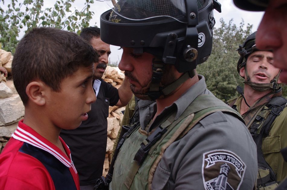 Menino palestino e soldado israelense. Em setembro de 2012 [Palestine Solidarity Project]
