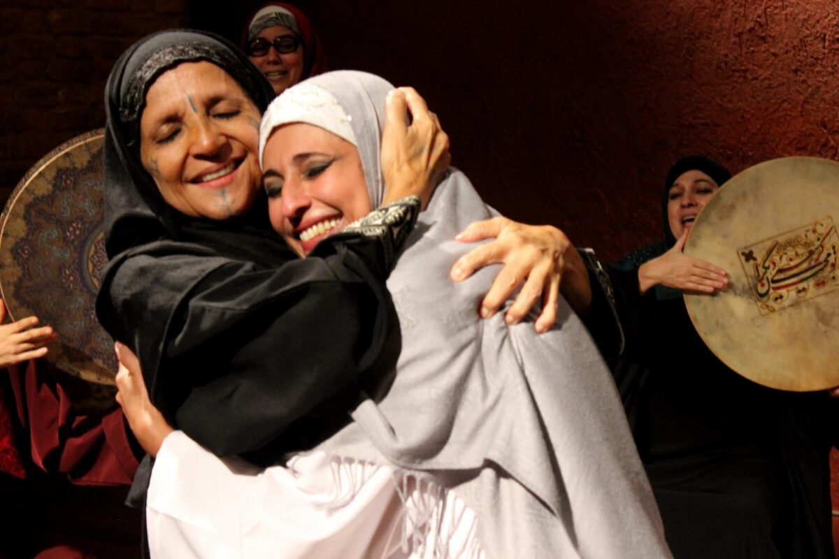 Espetáculo Bordados, do grupo Amok Teatro, em cartaz no CCBB do Rio de Janeiro [Sabrina Paz/Divulgação]
