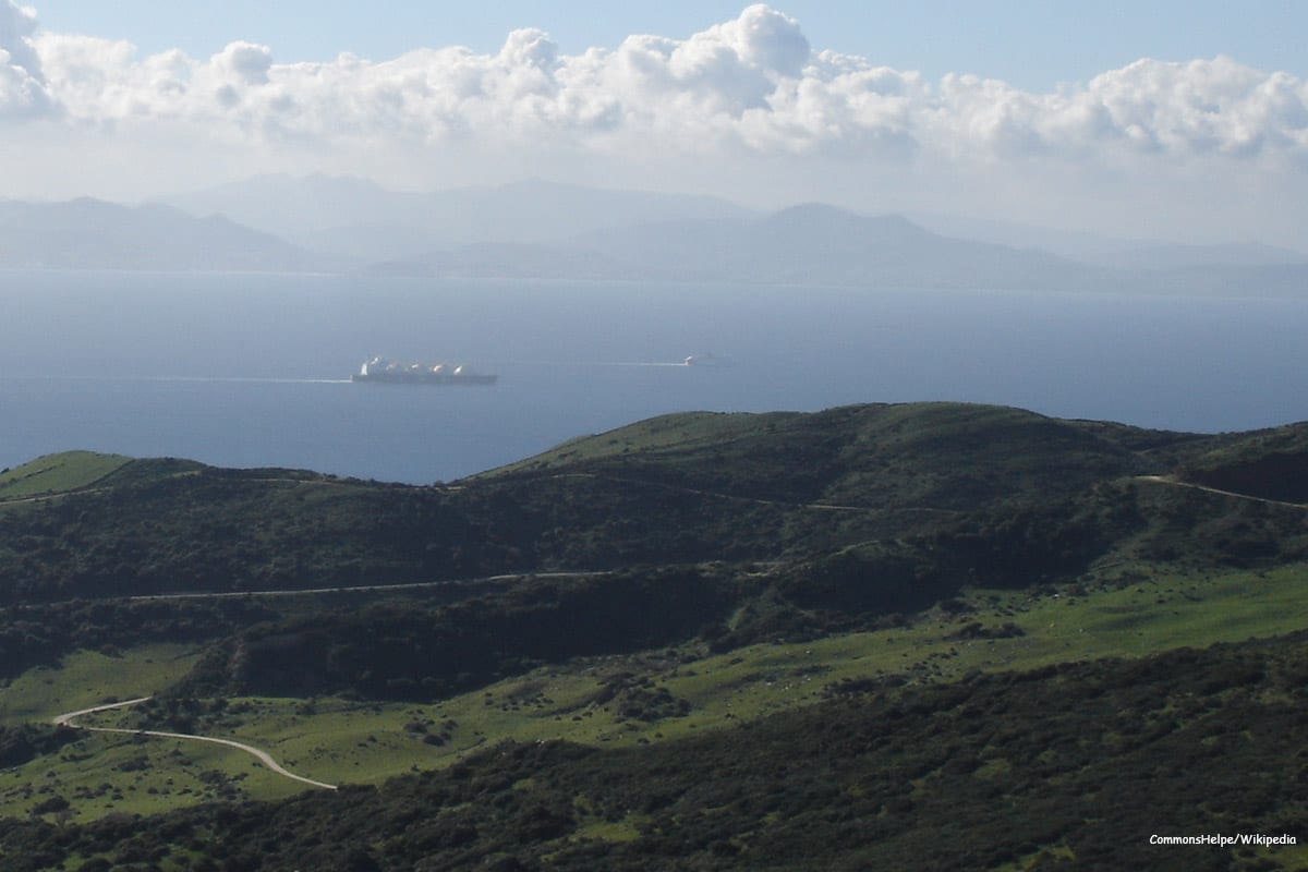 Uma vista do Estreito de Gibraltar tirada das colinas acima de Tarifa, Espanha, com Marrocos do outro lado, 7 de dezembro de 2016 [CommonsHelper/Wikipedia]