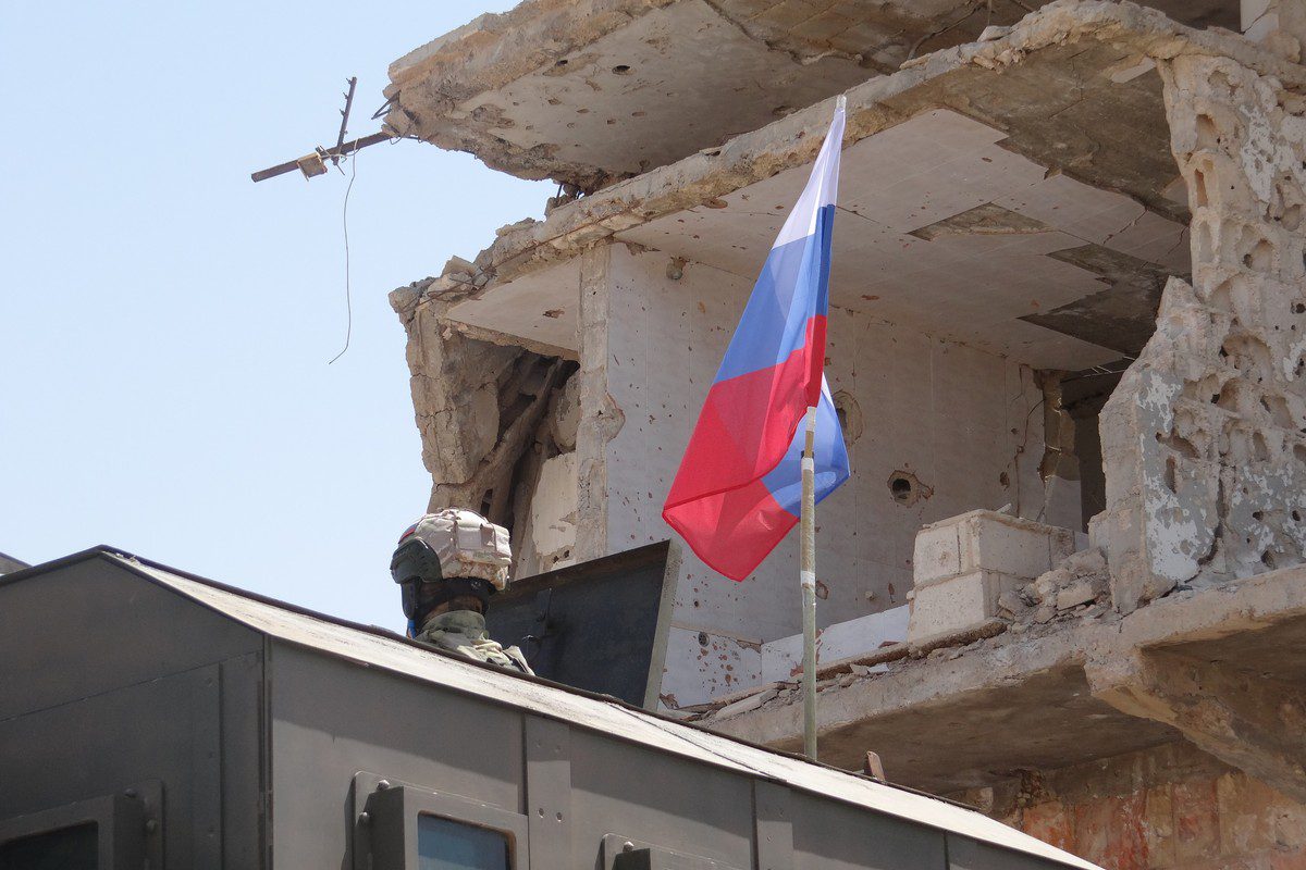 Uma foto mostra tropas russas entrando no distrito sírio de Daraa al-Balad, na província de Daraa, no sul da Síria, em 01 de setembro de 2021 [Yasser Alhatib/Agência Anadolu]
