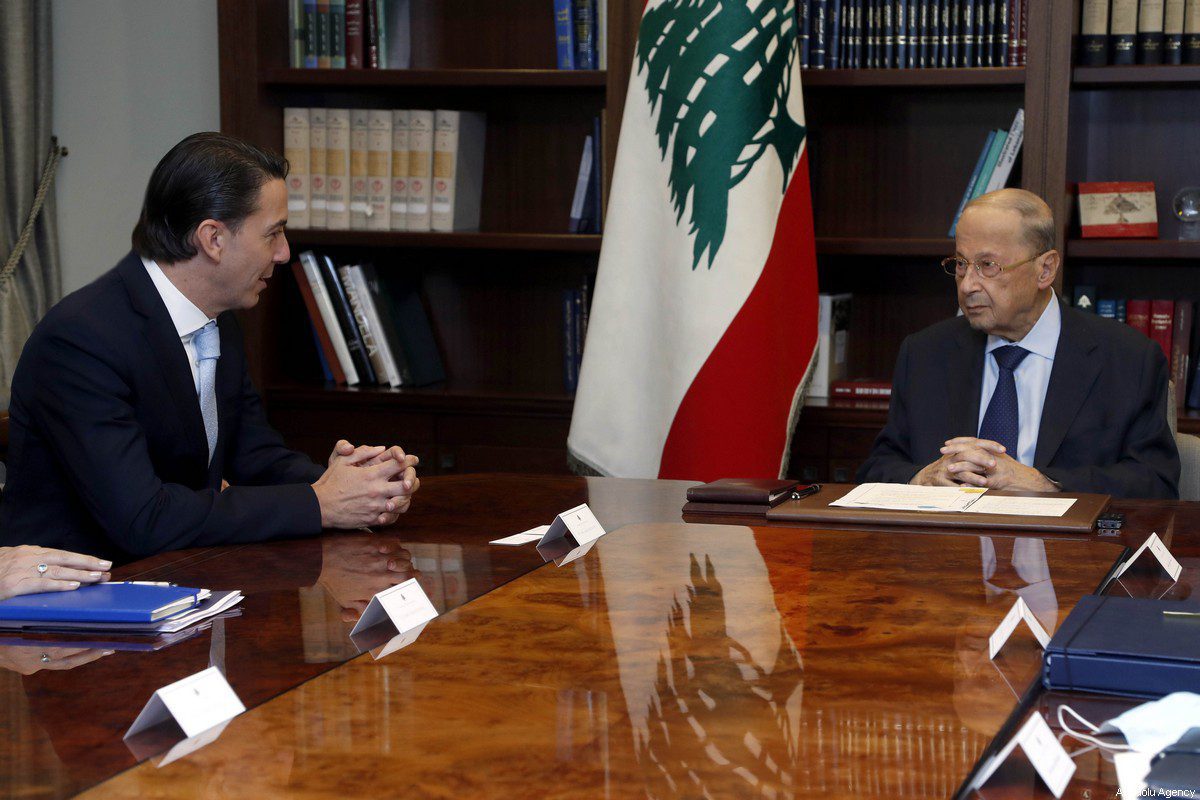 Presidente do Líbano, Michel Aoun (dir.), recebe o conselheiro sênior dos EUA para Segurança Energética Amos Hochstein e a delegação acompanhante em Beirute, Líbano, em 20 de outubro de 2021 [Presidência Libanesa/Agência Anadolu]
