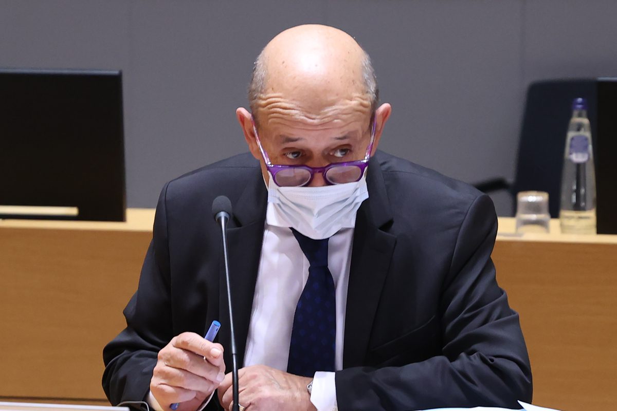 Ministro de Relações Exteriores da França Jean-Yves Le Drian durante encontro ministerial da União Europeia, em Bruxelas, Bélgica, 15 de novembro de 2021 [Dursun Aydemir/Agência Anadolu]