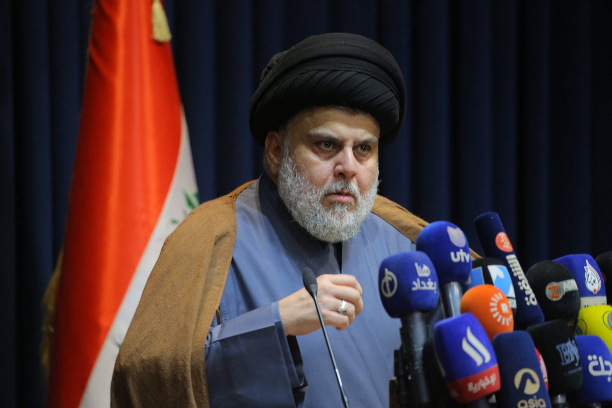 Muqtada al-Sadr, clérigo xiita e líder do movimento sadrista, durante coletiva de imprensa em Najaf, Iraque, 18 de novembro de 2021 [Karar Essa/Agência Anadolu]
