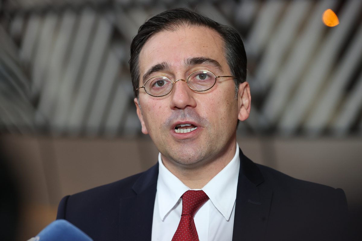O ministro das Relações Exteriores da Espanha, José Manuel Albares, participa da reunião dos ministros das Relações Exteriores da UE em Bruxelas, Bélgica, em 13 de dezembro de 2021 [Dursun Aydemir/Agência Anadolu]
