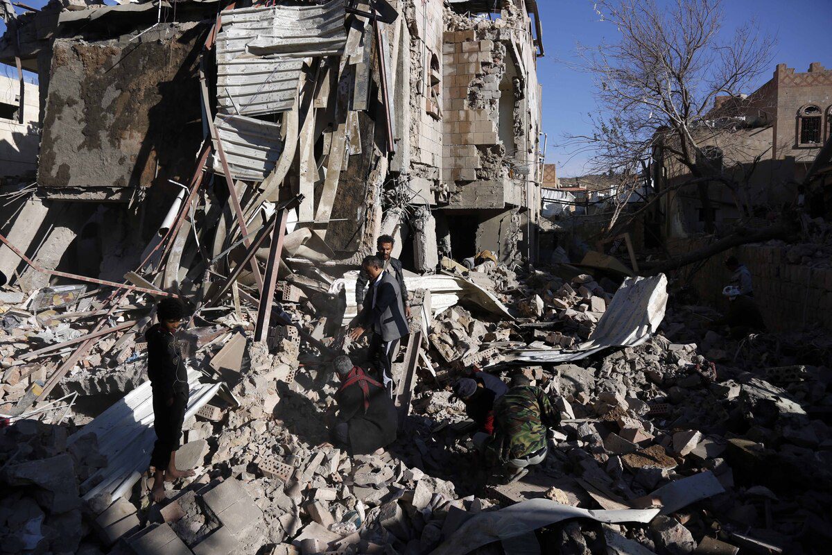 Os iemenitas inspecionam os danos após a coalizão liderada pela Arábia Saudita realizar ataques aéreos em Sanaa, Iêmen, em 18 de janeiro de 2022 [Mohammed Hamoud/Agência Anadolu]