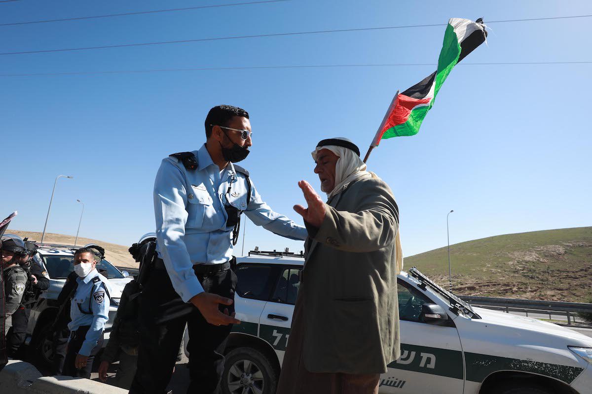 Protesto palestino contra planos israelenses para expulsar os palestinos do Negev, em Jerusalém Oriental, 30 de janeiro de 2022 [Issam Rimawi/Agência Anadolu]
