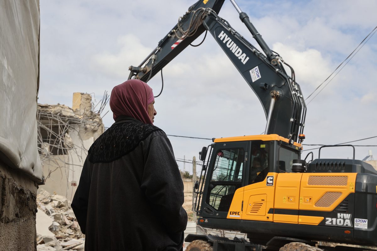 Família Shukeyrat é obrigada pelas autoridades israelenses a demolir dois de seus imóveis, após a ocupação alegar falta de alvará, no distrito de Jabel Mukaber, em Jerusalém, 31 de janeiro de 2022 [Mostafa Alkharouf/Agência Anadolu]
