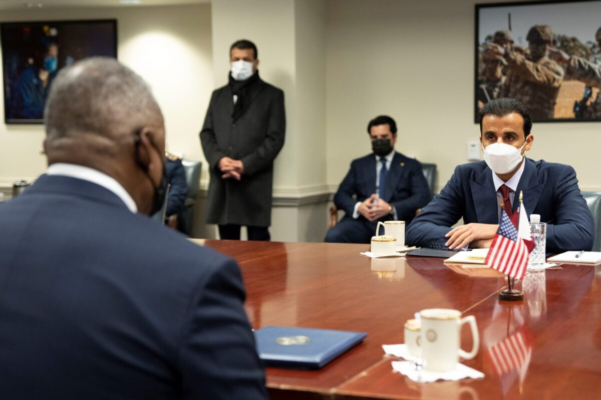 Emir do Catar Tamim Bin Hamad al-Thani encontra-se com o Secretário de Defesa dos Estados Unidos Lloyd Austin em Washington DC, 31 de janeiro de 2022 [Estado do Catar/Agência Anadolu]
