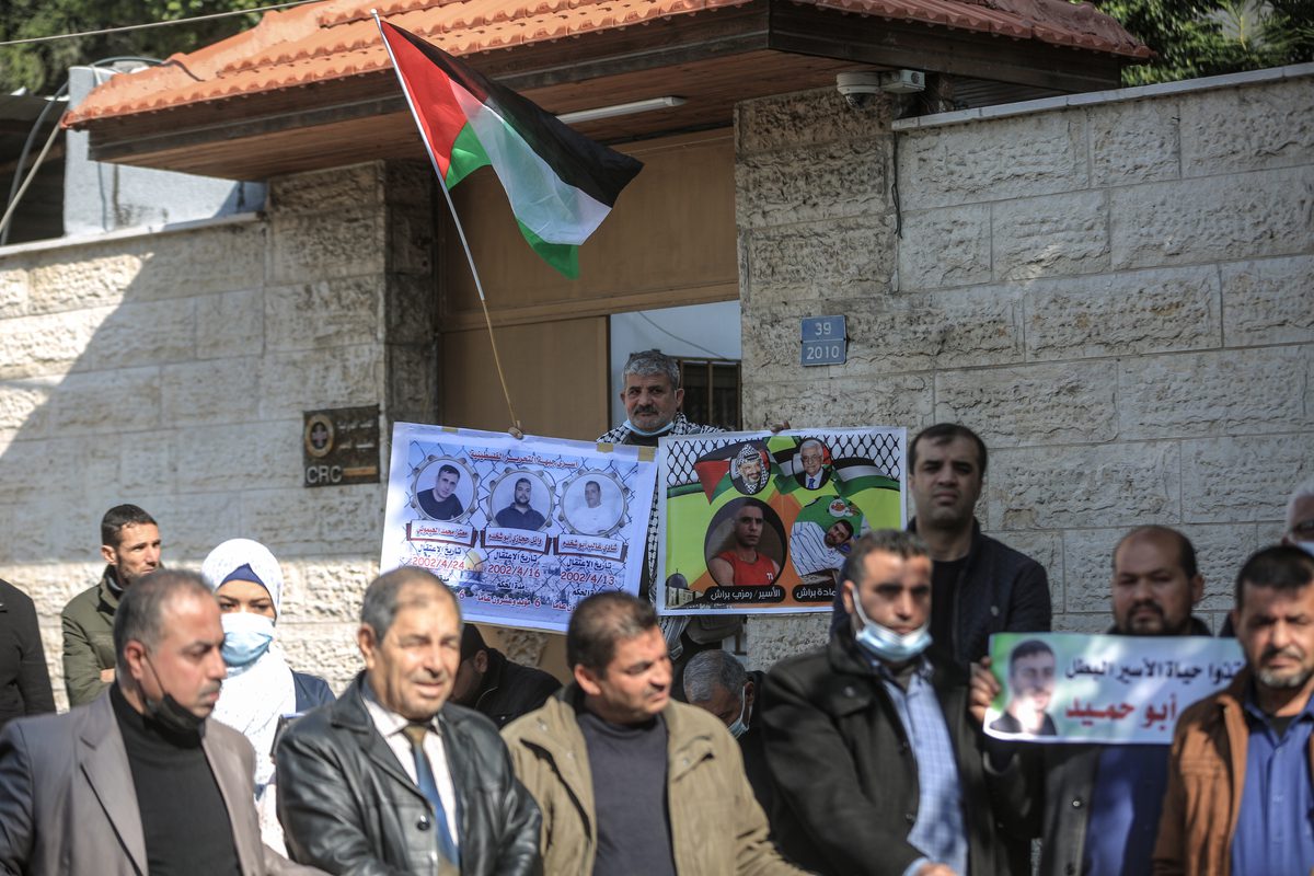 Ato em frente ao Comitê Internacional da Cruz Vermelha em solidariedade aos prisioneiros palestinos nas cadeias de Israel, na Cidade de Gaza, 7 de fevereiro de 2022 [Ali Jadallah/Agência Anadolu]

