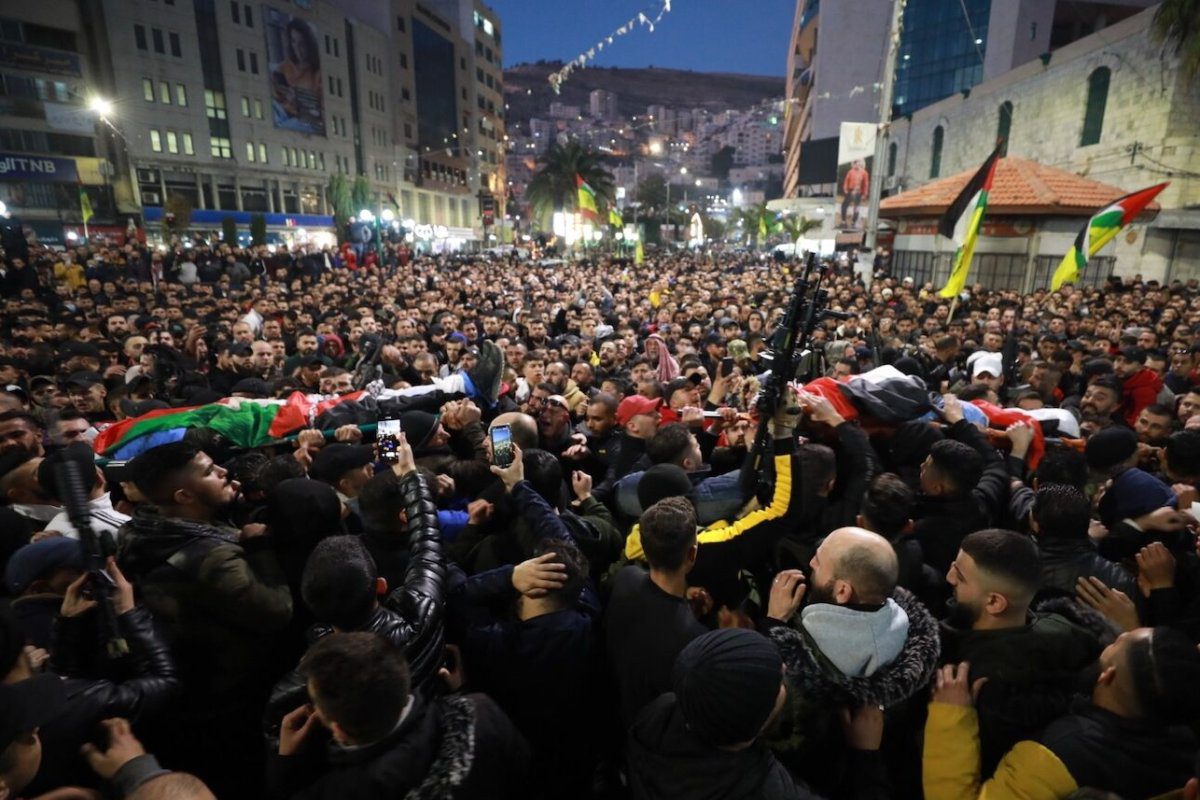 Pessoas assistem à cerimônia fúnebre de três palestinos - Ashraf Mubaslat, Adham Mabrouka e Mohammad Dakhil - mortos como resultado de disparos de forças israelenses em seu veículo em Nablus, Cisjordânia, em 8 de fevereiro de 2022 [Issam Rimawi/Agência Anadolu]

