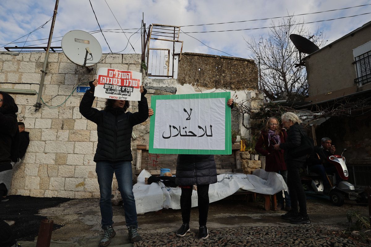 Ativistas se reúnem para uma manifestação para protestar contra o despejo de famílias palestinas de suas casas e assentamentos ilegais no bairro de Sheikh Jarrah, Jerusalém Oriental, em 11 de fevereiro de 2022 [Mostafa Alkharouf/Agência Anadolu]
