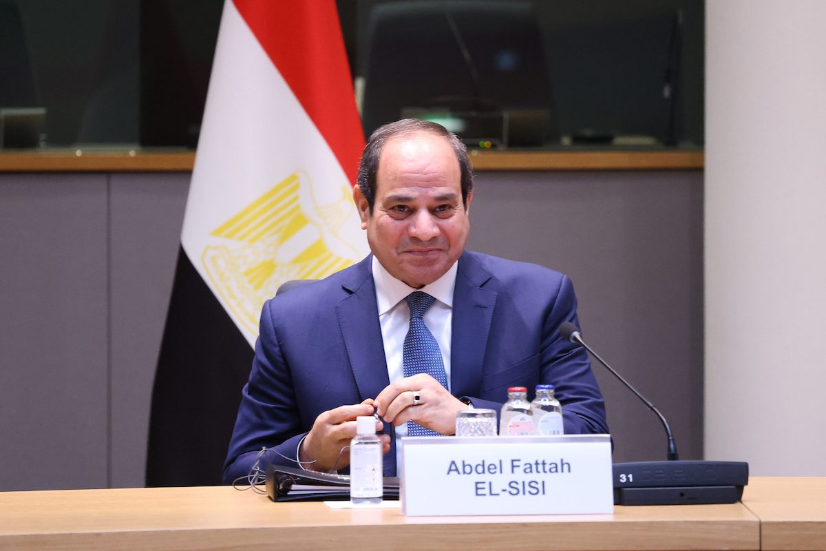 Presidente egípcio, Abdel Fattah Al-Sisi, em Bruxelas, Bélgica, em 16 de fevereiro de 2022 [Conselho da UE/Agência Anadolu]
