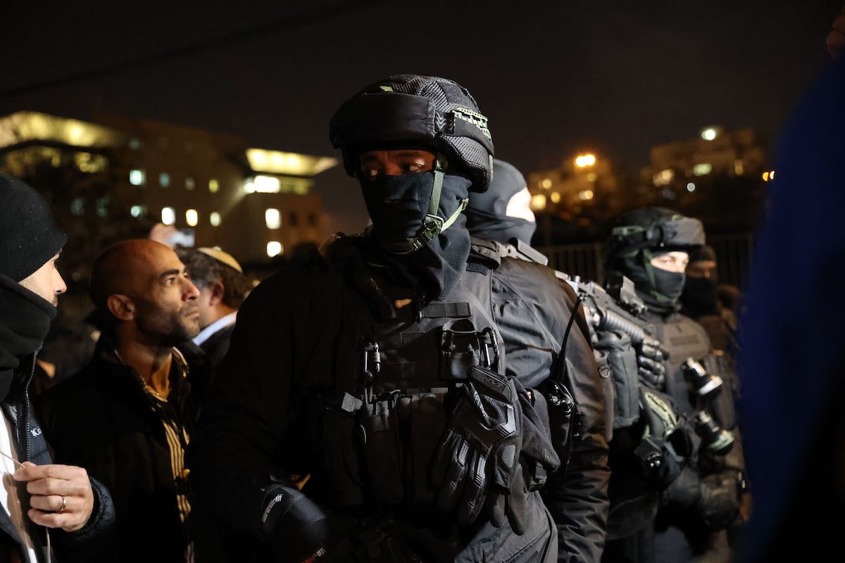 Forças israelenses reprimem protesto palestino contra a presença de colonos e do parlamentar de extrema-direita Ben-Gvir no bairro de Sheikh Jarrah, em Jerusalém ocupada, 16 de fevereiro de 2022 [Mostafa Alkharouf/Agência Anadolu]
